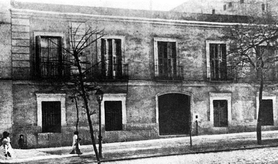 La Institución en su tercera y definitiva sede en el Paseo del Obelisco (hoy Martínez Campos). El piso superior era la vivienda de los Cosío y de Giner. Su habitación daba al patio interior, desde donde podía observar a los niños. Su despacho estaba en la planta baja